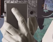 Composizione visiva con una mano che regge uno smartphone, circondata da frammenti colorati e texture analogiche. Un collage che suggerisce il movimento interno del pensiero e i micro-segnali che precedono una decisione. In basso a sinistra il logo BePink.