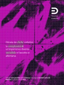 Card grafica con fondo astratto in tonalità magenta e nero. Il testo recita: “Filtrata da cliché collettivi, la complessità di un’esperienza diventa invisibile e l’ascolto si allontana.” L’immagine rappresenta il tema delle donne appartenenti a contesti etnici o diasporici e mette in evidenza come stereotipi e generalizzazioni possano oscurare la comprensione delle loro esperienze.