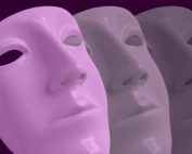 Maschere stilizzate sovrapposte in tonalità di rosa e viola su sfondo scuro. Le maschere sono allineate e leggermente sfalsate, suggerendo ripetizione, ruolo e passaggio. Logo “bepink” in alto a destra.