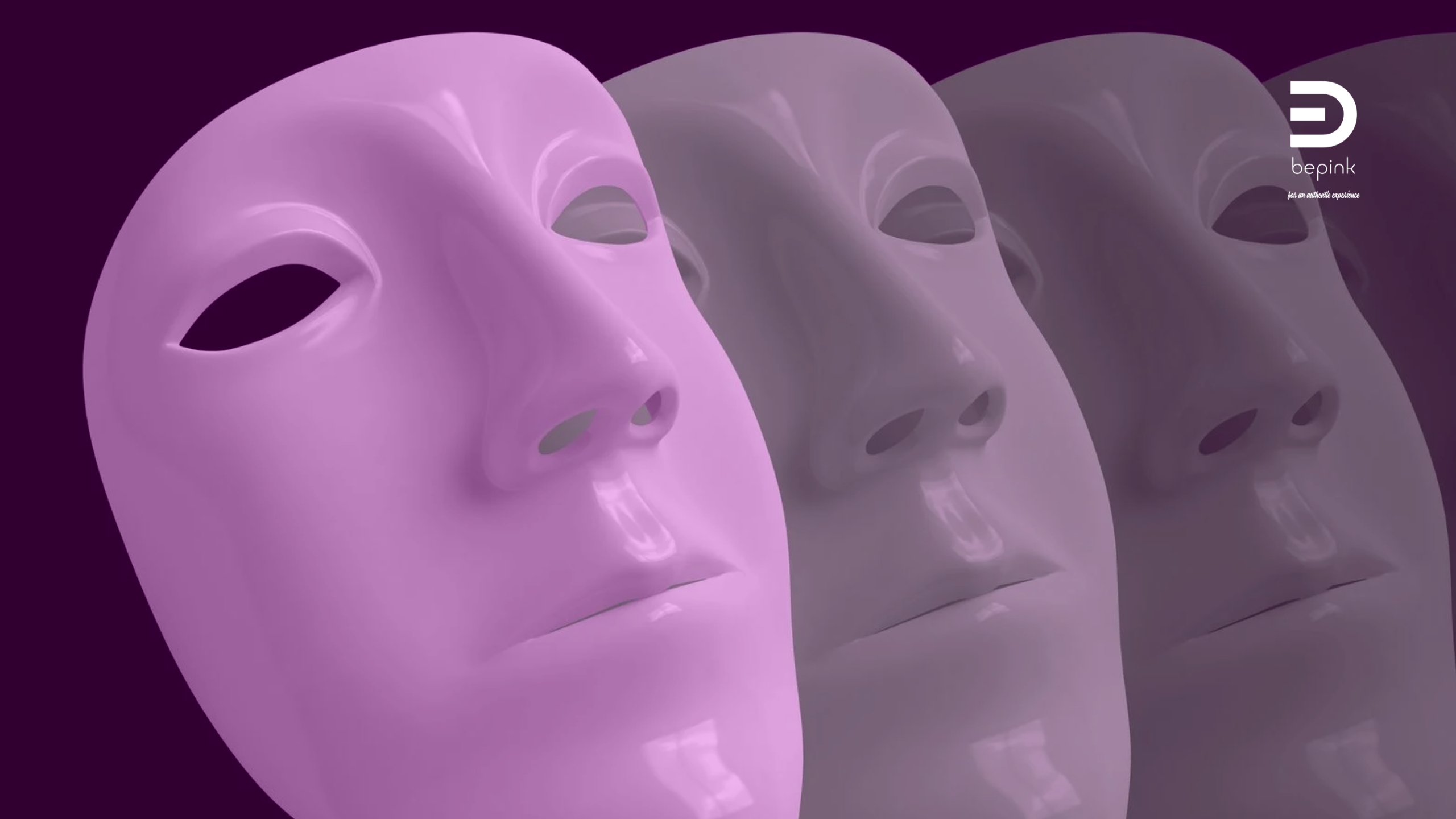 Maschere stilizzate sovrapposte in tonalità di rosa e viola su sfondo scuro. Le maschere sono allineate e leggermente sfalsate, suggerendo ripetizione, ruolo e passaggio. Logo “bepink” in alto a destra.