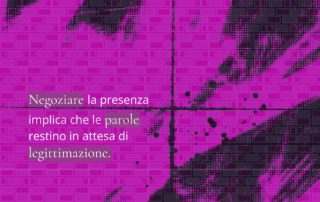 Card grafica con fondo astratto nelle tonalità magenta e nero. Il testo recita: “Negoziare la presenza implica che le parole restino in attesa di legittimazione.” L’immagine rappresenta il tema delle donne in condizione di nazionalità migrante, evidenziando come lingua, status e appartenenza incidano sull’ascolto e sulla credibilità riconosciuta alle loro esperienze.