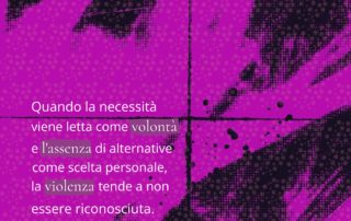 Card grafica con fondo astratto nelle tonalità magenta e nero. Il testo recita: “Quando la necessità viene letta come volontà e l’assenza di alternative come scelta personale, la violenza tende a non essere riconosciuta.” L’immagine affronta il tema delle donne in condizione socio-economica fragile, mostrando come la mancanza di risorse e opportunità influenzi la possibilità di essere ascoltate, protette e credute.