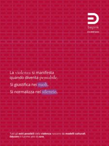 Card grafica a sfondo rosso con texture geometrica. Il testo recita: “La violenza si manifesta quando diventa pensabile. Si giustifica nei ruoli. Si normalizza nel silenzio.” L’immagine rappresenta il tema della violenza come costruzione culturale, mettendo in evidenza come norme, ruoli e assenze di ascolto contribuiscano alla sua possibilità e alla sua invisibilità.