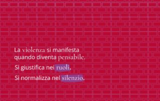 Card grafica a sfondo rosso con texture geometrica. Il testo recita: “La violenza si manifesta quando diventa pensabile. Si giustifica nei ruoli. Si normalizza nel silenzio.” L’immagine rappresenta il tema della violenza come costruzione culturale, mettendo in evidenza come norme, ruoli e assenze di ascolto contribuiscano alla sua possibilità e alla sua invisibilità.